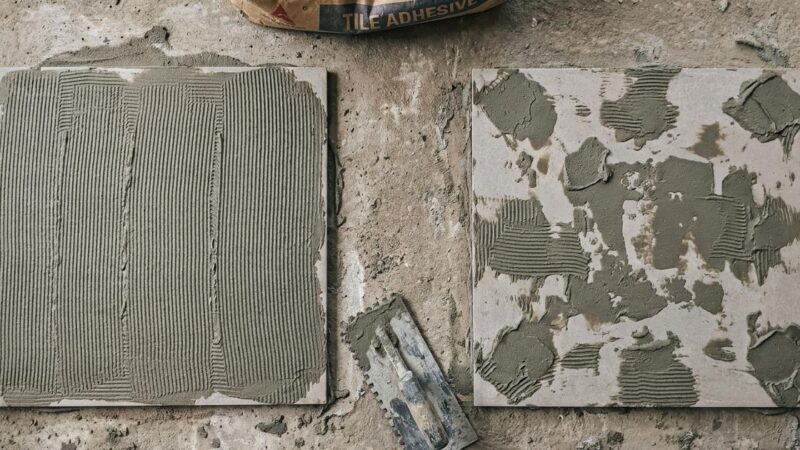 Single buttering above 35×35 cm tile: TCNA, BS 5385, DIN 18157, UNE 138002